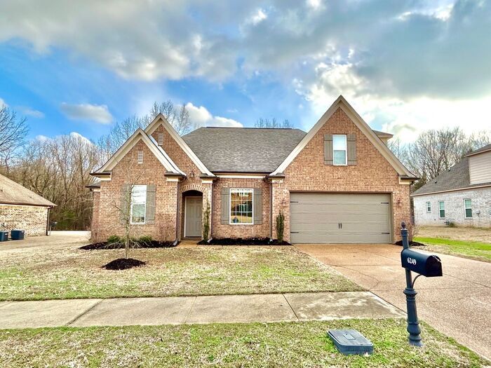 Primary Photo - Olive Branch 4 Bedroom 2 Bath Home-Great S...