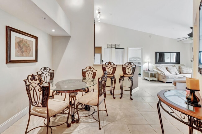 Building Photo - 923 Villa Cir