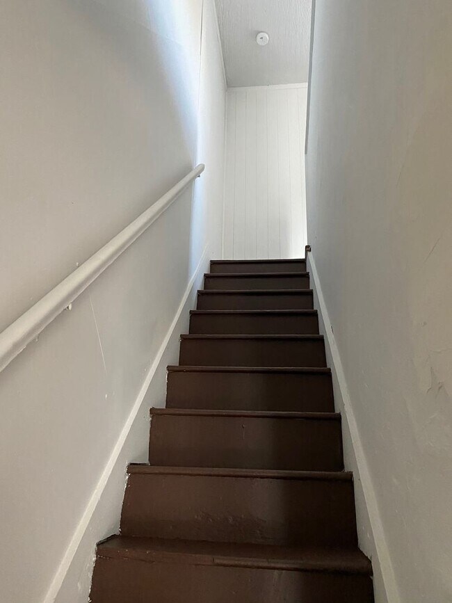 Foto del edificio - 5 br, 1 bath House - 935 W. COLLEGE AVENUE