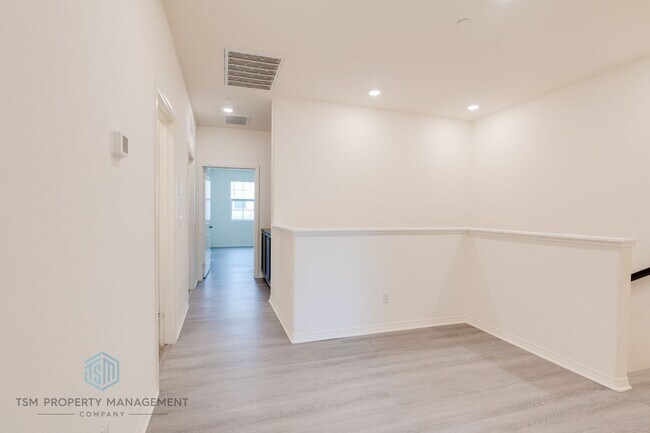 Foto del edificio - Beautifully 2019-Built 3 Beds 2.5 Baths 1,468 Sqft Home in Eastvale!