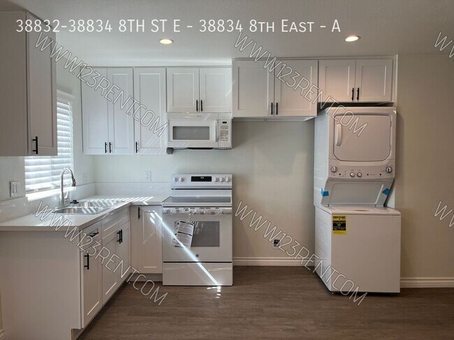 Foto del edificio - 38832-38834 8TH ST E - 38834 8th East-A