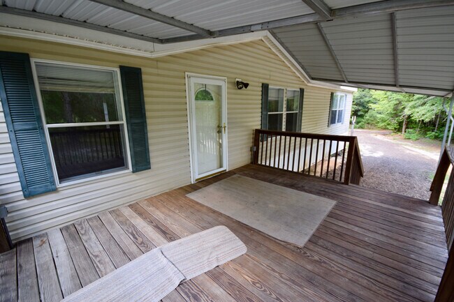 Building Photo - Spacious Home in the Country