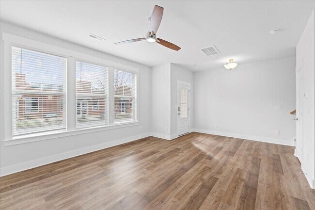 Foto del edificio - Stunning Lake Access End Unit Townhome Walking Distance to Downtown Davidson