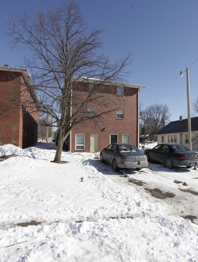 Building Photo - 621 N 45th St