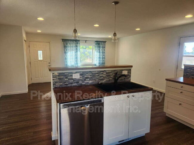 Building Photo - 342 Main St