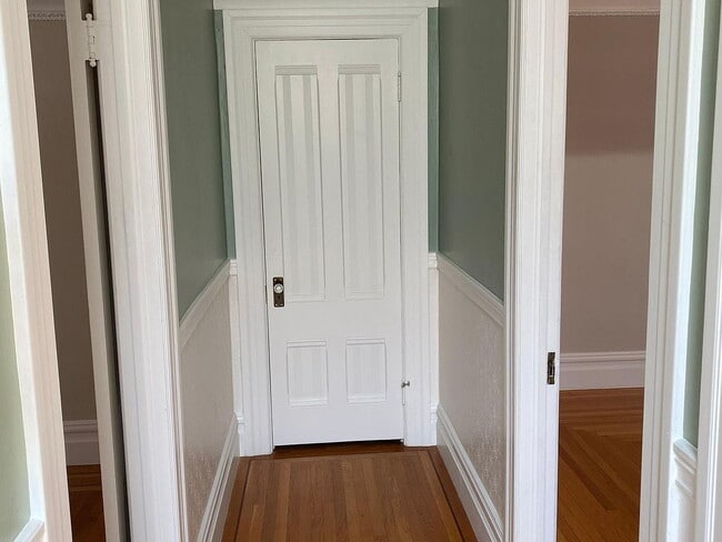 Building Photo - 225 Roosevelt Way