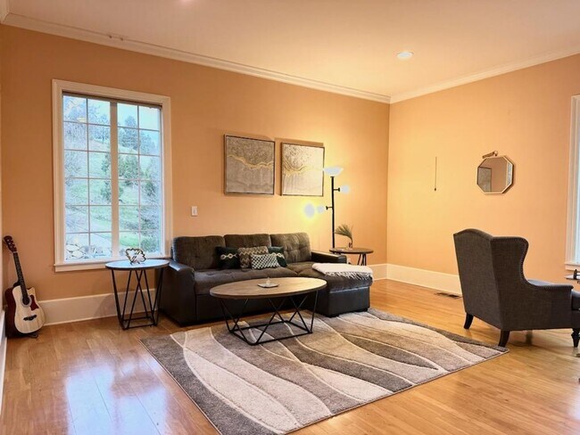 Building Photo - One of a kind furnished apartment on Creek...