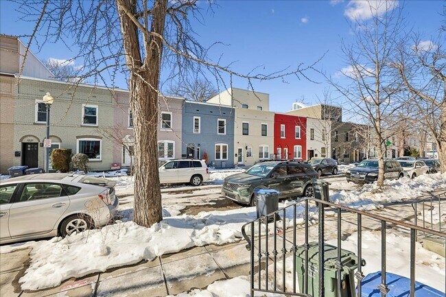 Building Photo - Spacious Renovated 3BR Residence Near The Wharf