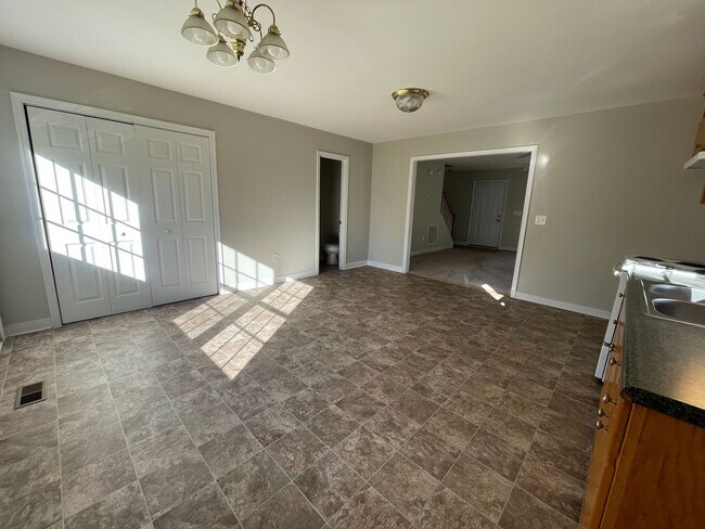 Foto del edificio - Two Story Home
