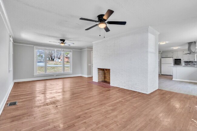 Building Photo - 3BR/2BA in Prime Taylors Location! Minutes From Everyday Conveniences! $1895/mo rent