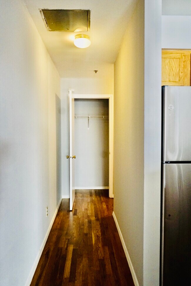 Foto del edificio - 718 Adams St