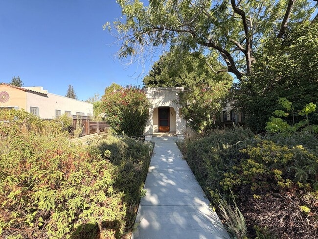 Building Photo - Charming 2-Bedroom Home with Spacious Back...