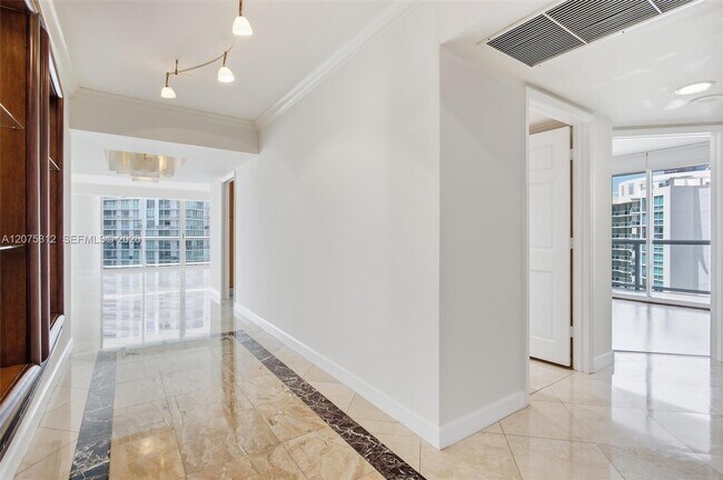 Foto del edificio - 16500 Collins Ave