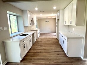 Building Photo - 305 Heathgate Dr