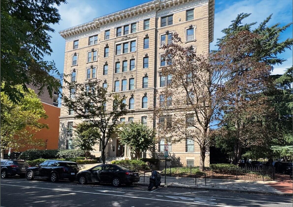 Foto principal - Charming 2 BR/1.5 BA Condo in Dupont Circle!