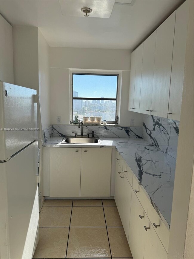 Building Photo - 3100 Collins Ave