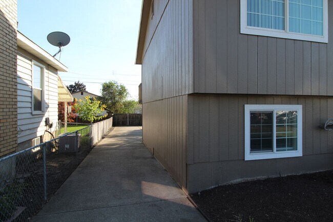 Building Photo - 828 E Gordon Ave