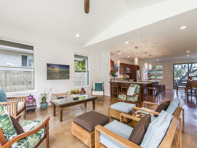 Building Photo - Beautiful Tropical Home Close to Beach w/Pool, Yard & AC: Hale Nani Lanikai