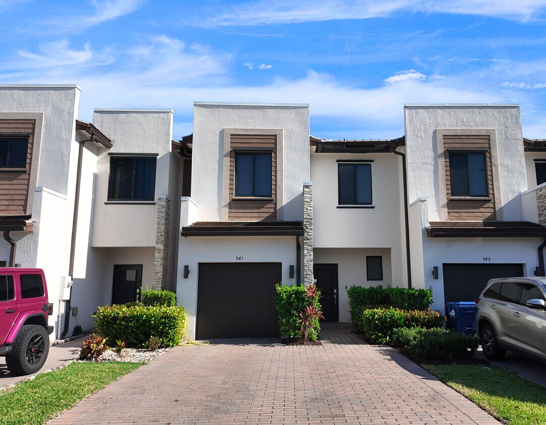 Foto principal - 541 NE 206th Ln