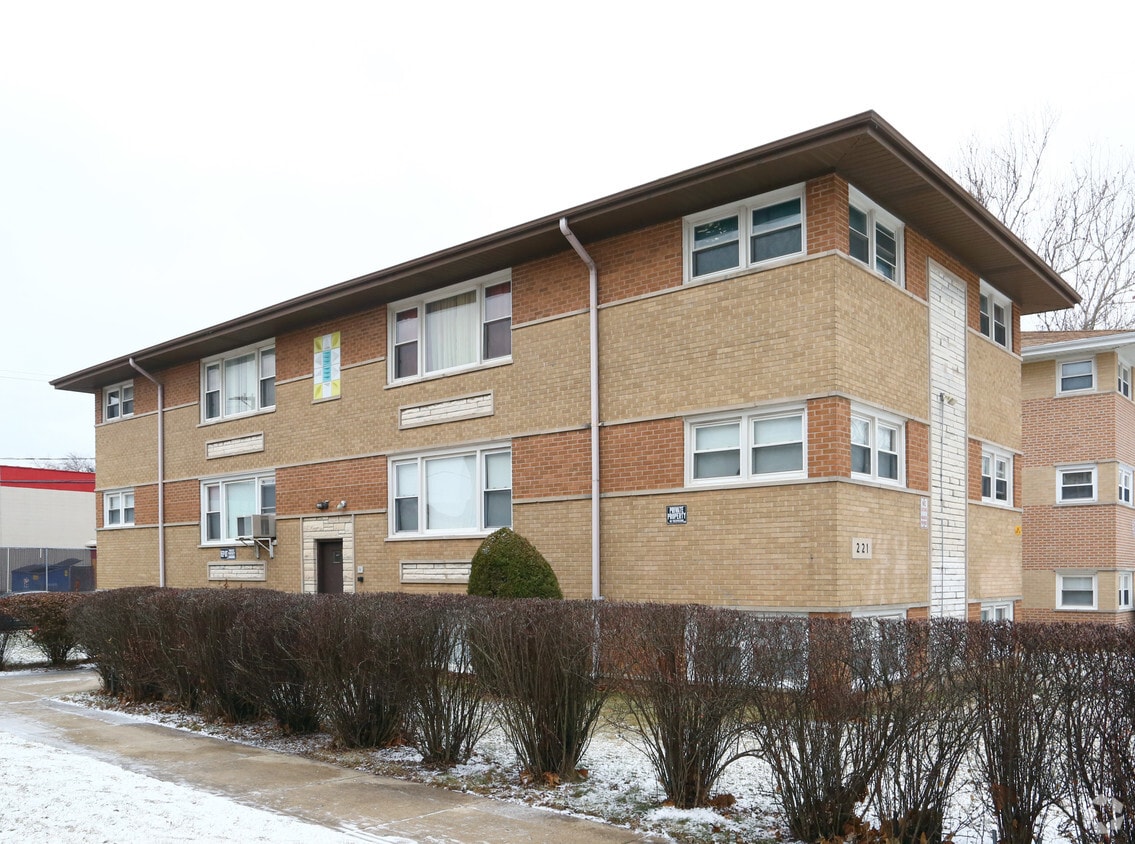 221 W Michael Ln, Addison, IL 60101 Apartments in Addison, IL