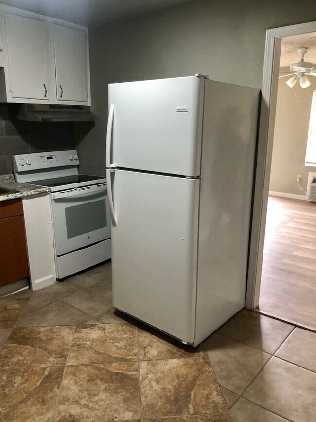 Building Photo - Fully Updated 2/1 Home Avaiable August 1st...