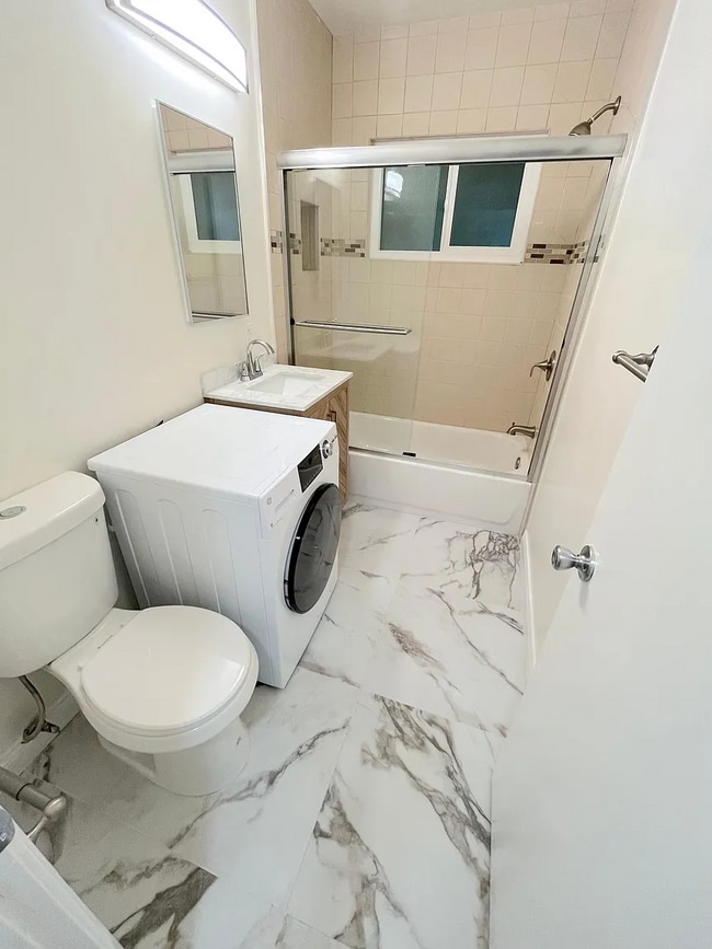 Building Photo - Unit 5