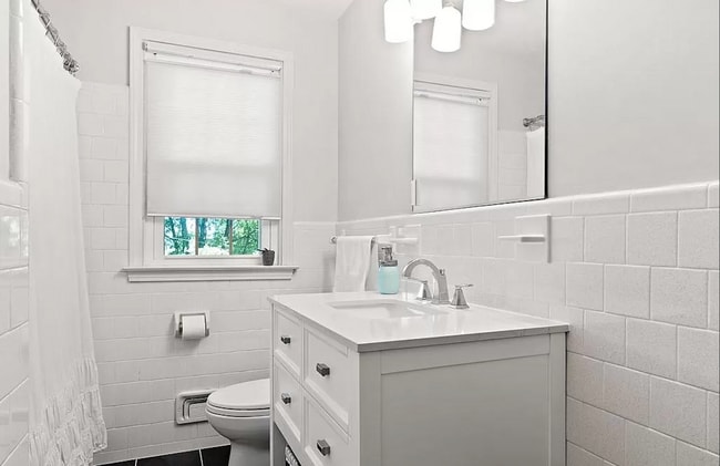 Private bath - 10210 Epsilon Rd