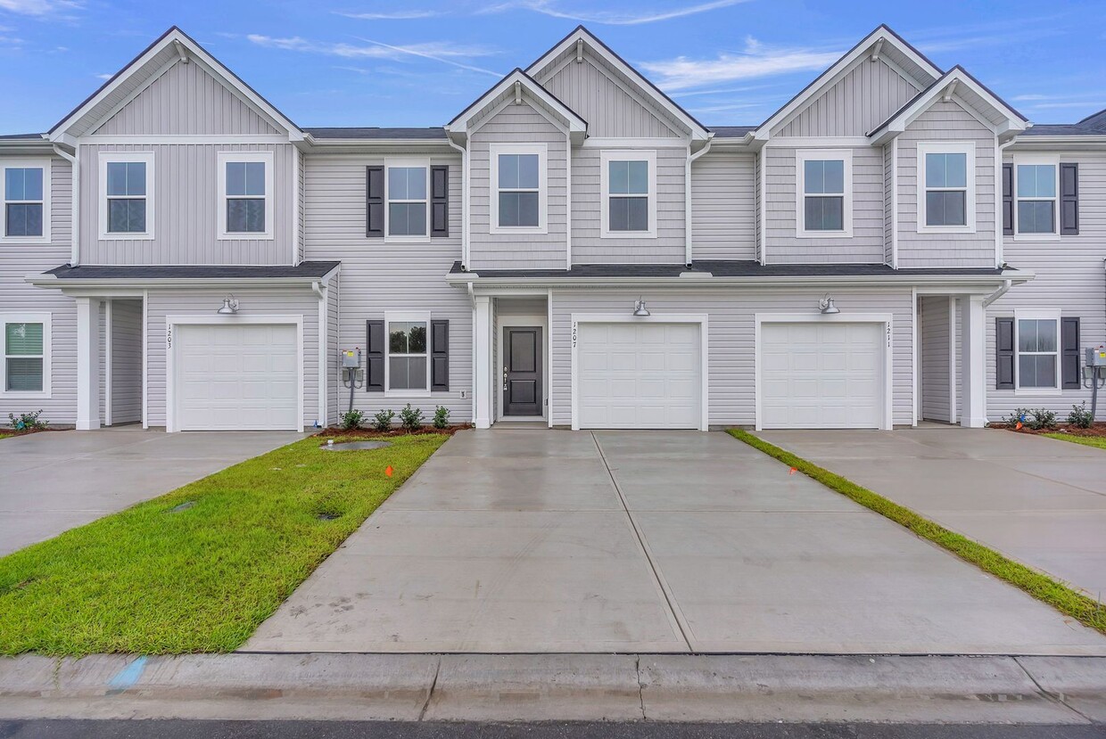 Foto principal - ***MOVE-IN SPECIAL*** $500 OFF OF YOUR FIR...