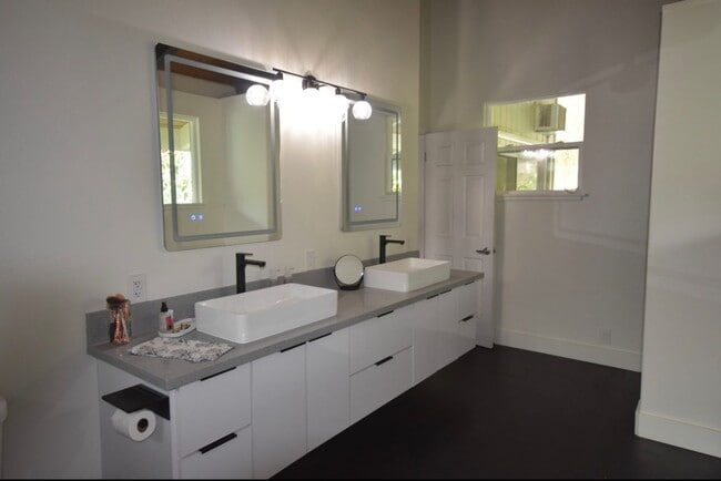 Building Photo - 603 Pila Pl