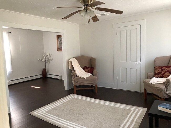 Building Photo - 27 Snell St