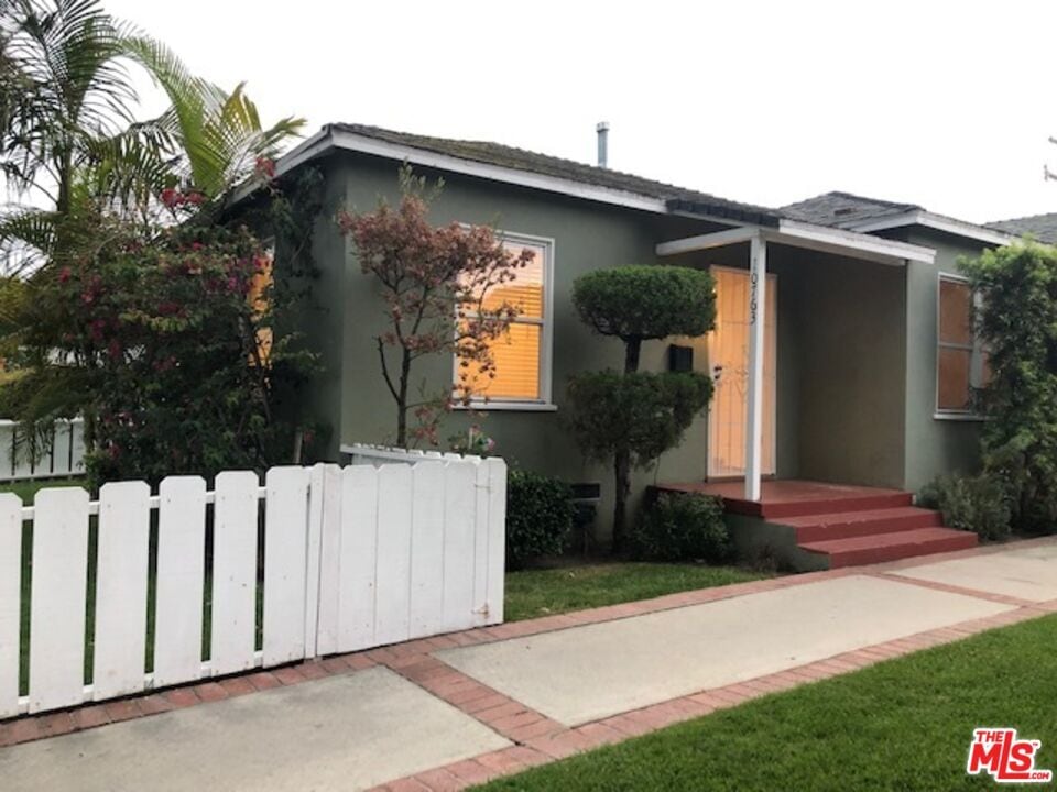 Primary Photo - 10763 Jefferson Blvd
