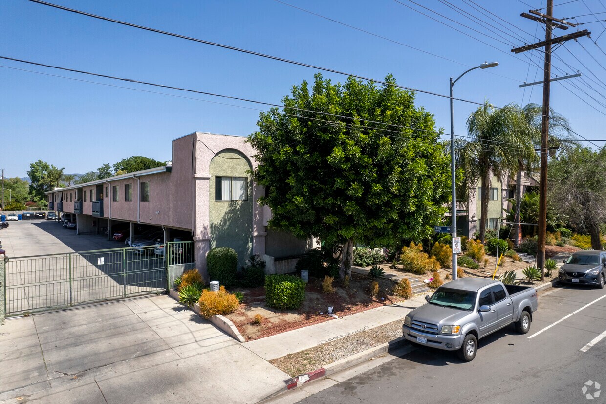 14801 Nordhoff St - Nordhoff Apartments