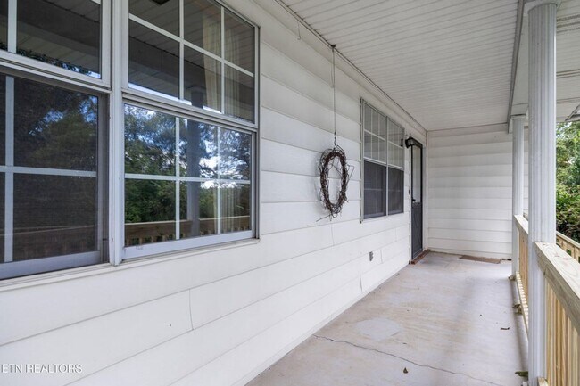 Building Photo - Maryville 37803 - 4 bedroom 2 bath - call Jackie Mills 865-748-2851