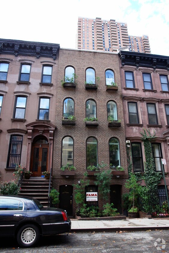 Building Photo - 450 W 44th St