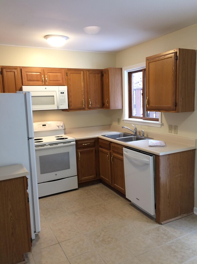 Building Photo - 143 Village Heights Rd
