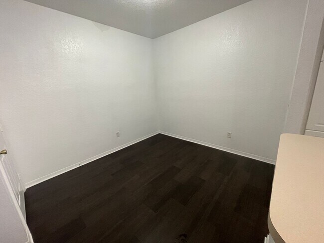 Building Photo - 1 Bed/1 Bath in Manor Row at Park Central!...