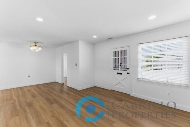 Building Photo - 2215 Marigold Pl