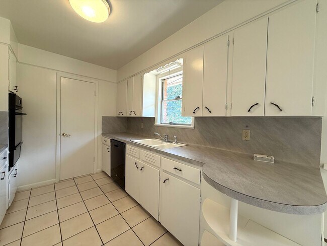 Foto del edificio - Walk to St. Edwards University!-2711 Little John