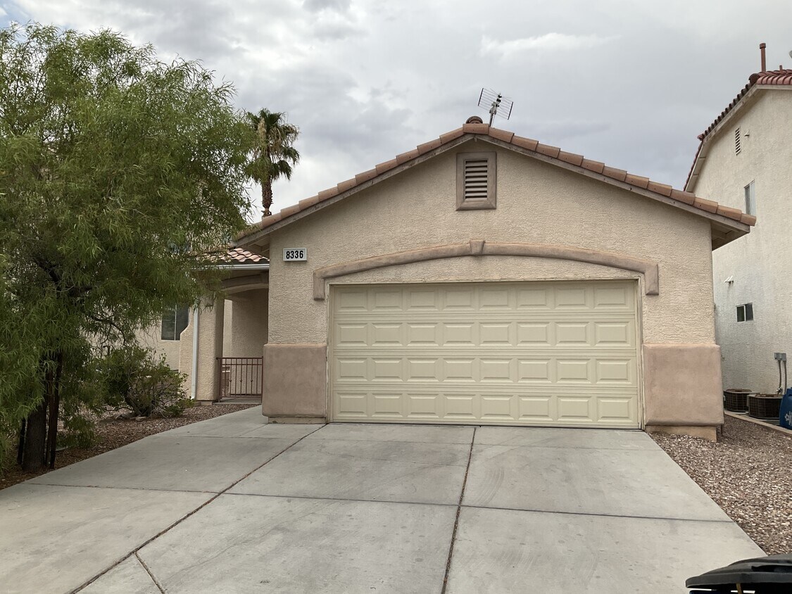 Foto principal - 8336 Crown Peak Ave