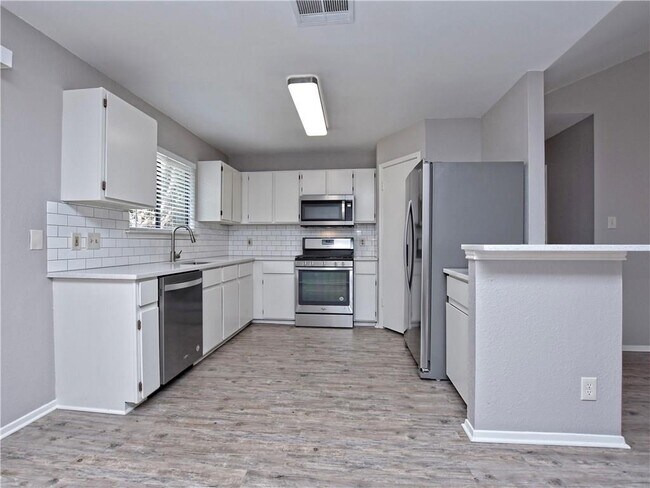 Building Photo - 802 Primrose Ln