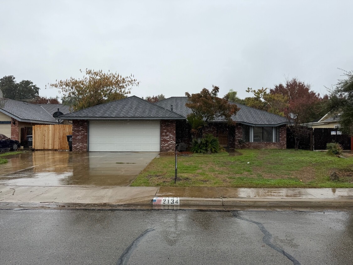 Primary Photo - 2134 E Iris Ave