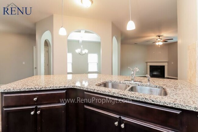 Foto del edificio - Now available 4 bedrooms 3 baths