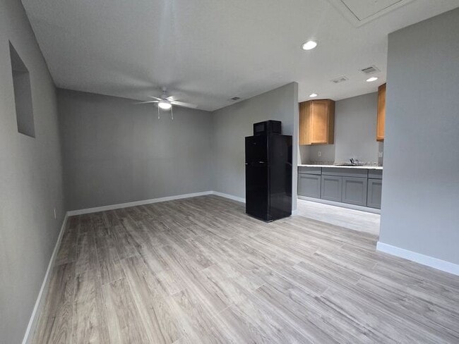 Building Photo - EFFICIENCY IN DELTONA AVAILABLE NOW, UTILI...