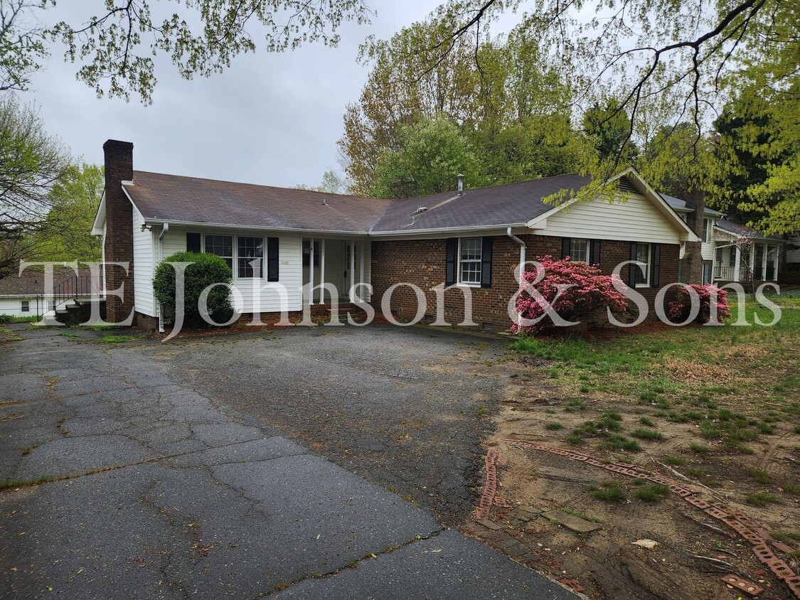 Foto principal - Lovely home on Jonestown Road!