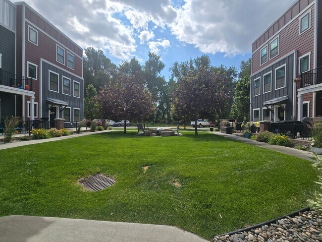 Foto del edificio - Beautiful 2 bed 1.5 bath townhome