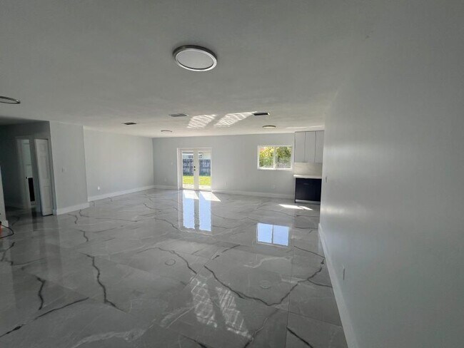 Foto del edificio - 3300 SW 127th Ave