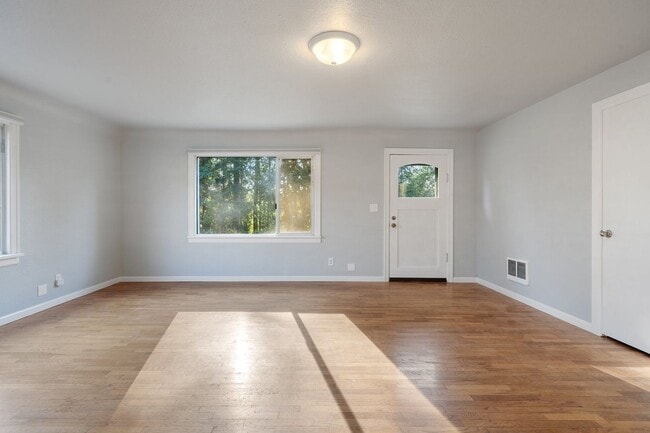 Building Photo - Charming Farm-Style Home in Silverdale