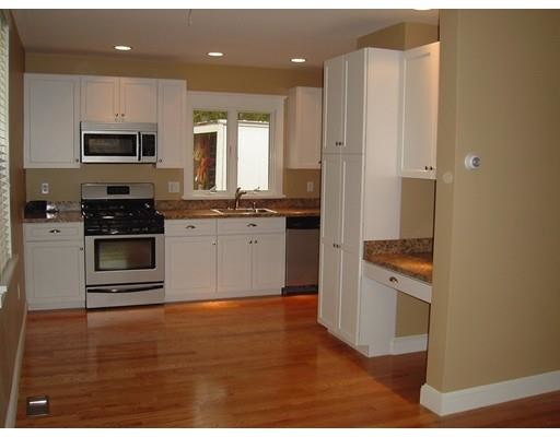 Building Photo - 142 Hollett St