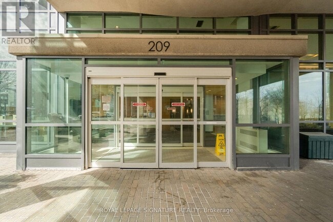 Building Photo - 209 Fort York Blvd