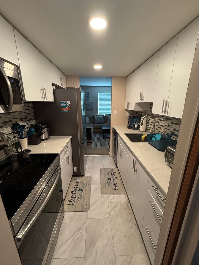 Foto del edificio - 6264 Ducketts Ln